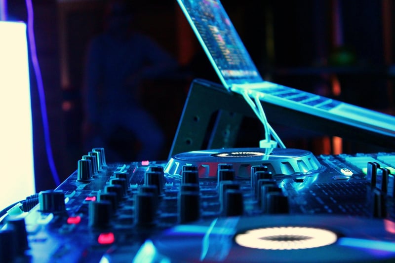 DJ